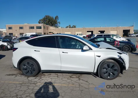 2025 Tesla Model Y Long Range Dual Motor Rear-Wheel Drive z USA, uszkodzony, nr VIN 7SAYGDED4SF277310